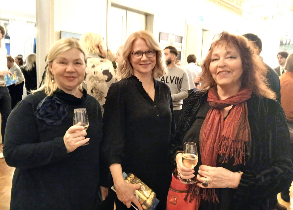 Suursaadik Lembit Uibo vastuvõtul (vas) Mailis Sütiste-Gnannt, Kersti Eensaar-Rannu ja Ene Rämmeld.