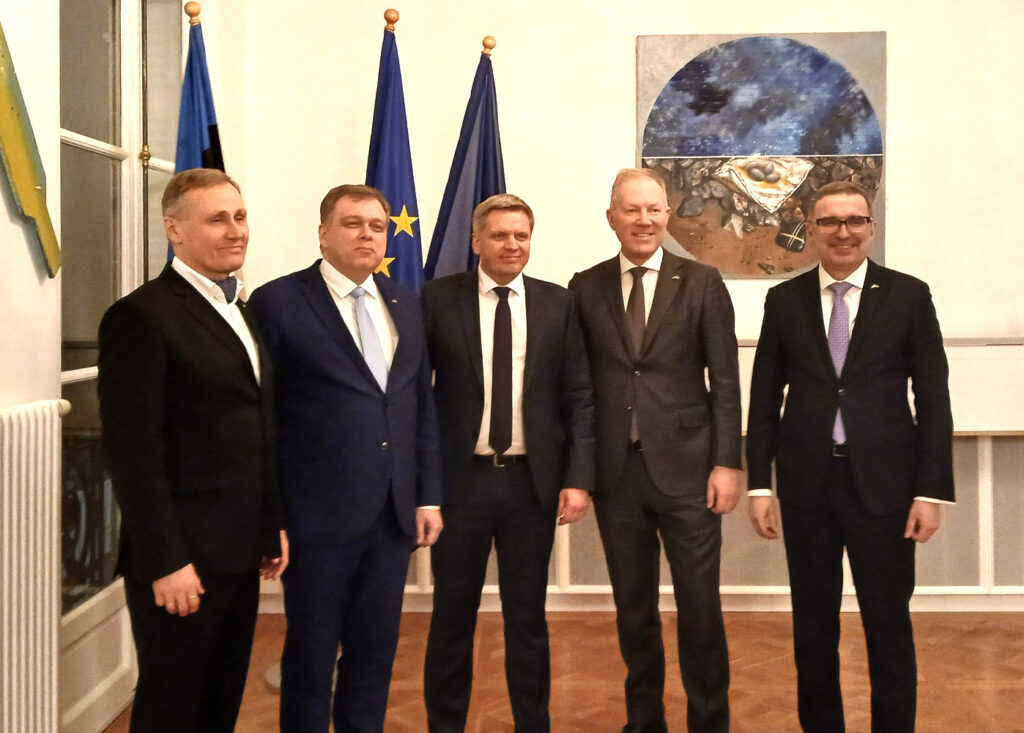 Tõnis Lukas, riigikogu esimees Lauri Hussar, suursaadik Lembit Uibo, Marko Mihkelson ja Andres Sutt.
