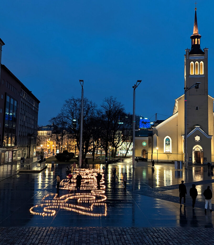 Küünlad märtsiküüditamise meenutamiseks Vabaduse platsil Tallinnas. Foto: Elis Jaansoo