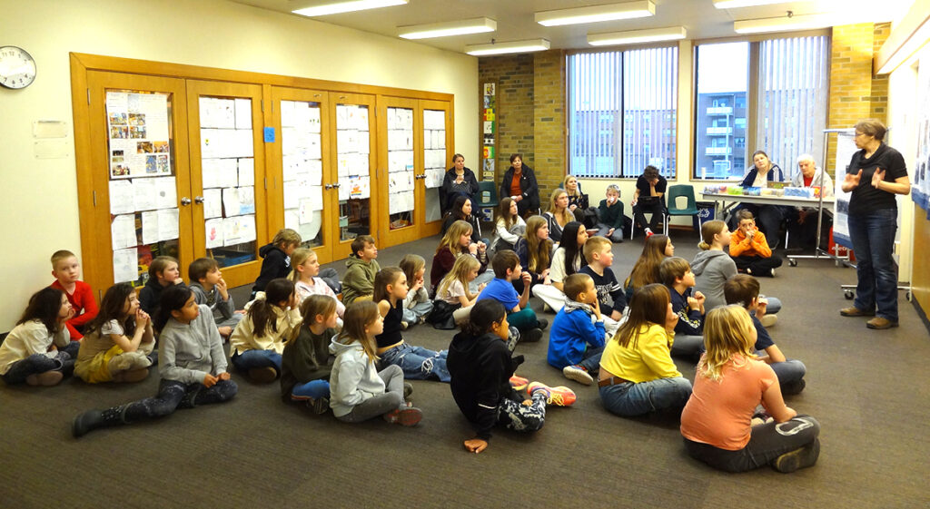 25. märtsil möödus 76 aastat märtsiküüditamisest, kui Eestist viidi külmale maale hinnanguliselt 20 000 inimest. Sellest totalitaarvõimu terroriaktist ja eestlaste saatusest üldse Teise maailmasõja ajal ja järel räägiti ka teispäeva, 25. märtsi õhtul Toronto Eesti Täienduskoolis. Fotol selgitab õpilastele ajalugu Kadri Tüür.