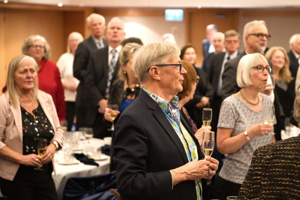 ,,Ta elagu - palju õnne, Piret!“ kõlas piduliste õnnesoov äsja sünnipäeva tähistanud Piret Noorhanile. Foto: Peeter Põldre