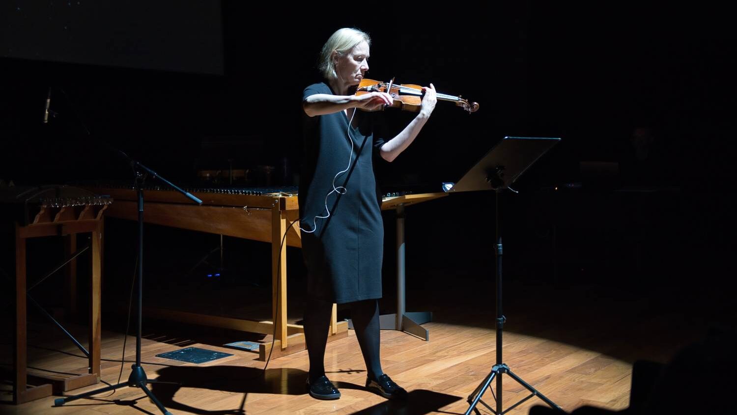 A lone violin commenced Ensemble U:'s concert (photo: Peeter Põldre)