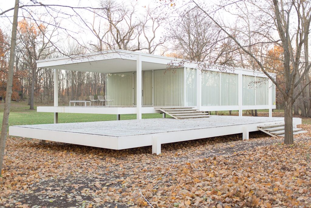 Photo of Mies van der Rohe's Farnsworth House by Victor Grigas (CC BY-SA 3.0)