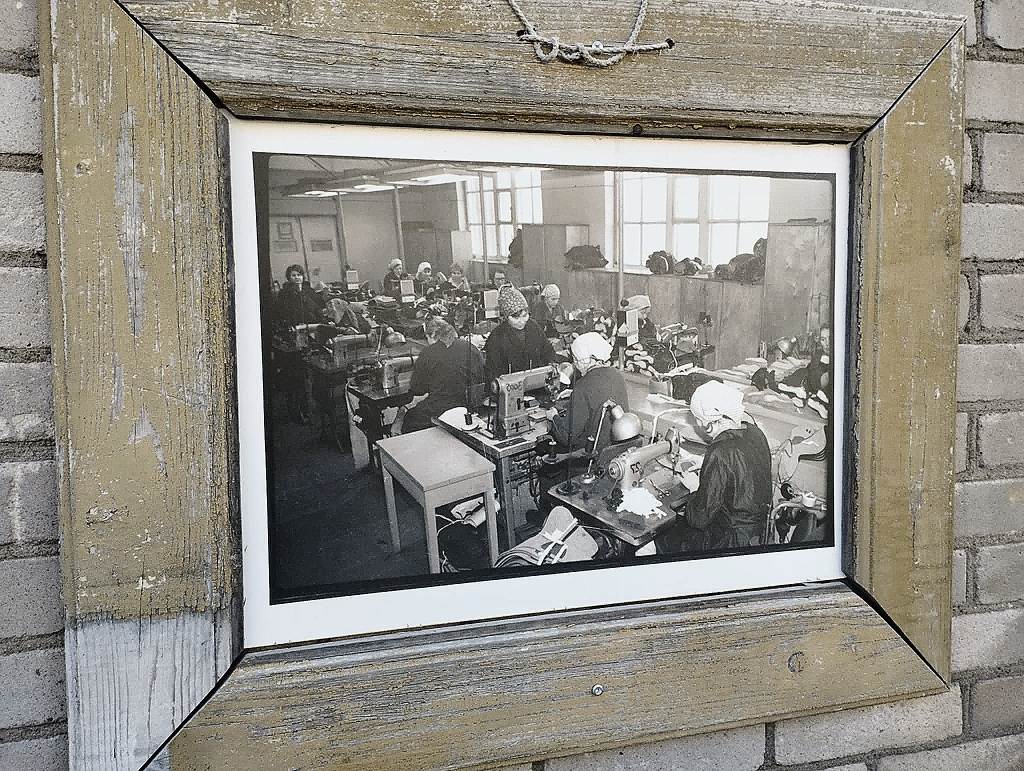 A historical photo of Põhjala factory workers, framed and displayed on the main street of the Põhjala Tehas creative complex (photo: Jerry Mercury)