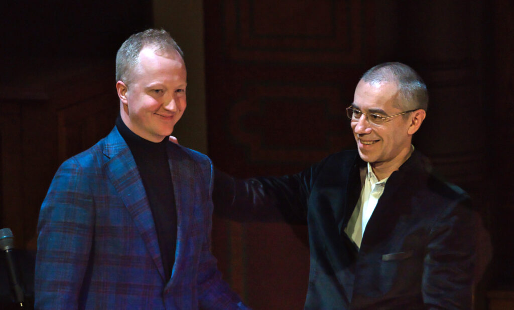 Dirigent Jaan-Eik Tulve koos Torontos kasvanud helilooja Riho Esko Maimetsaga, kelle uus pala ,,Kõik inglid taeva valguses“ tuli festival lõppkontserdil maailmaesiettekandele. Foto: Peeter Põldre