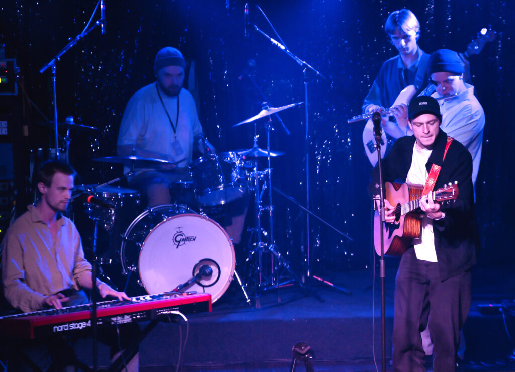 Üheks esinejaks ,,Rahva lemmik“ õhtul oli Eestist ,,The Crosslegs“, milles teeb kaasa endine torontolane Alden Kirss. Foto: Peeter Põldre