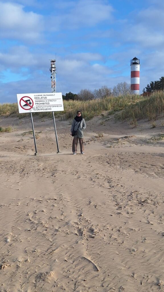 The beach with a warning sign in Narva-Jõesuu (photo taken in October 2024 by Hillar Lauri)