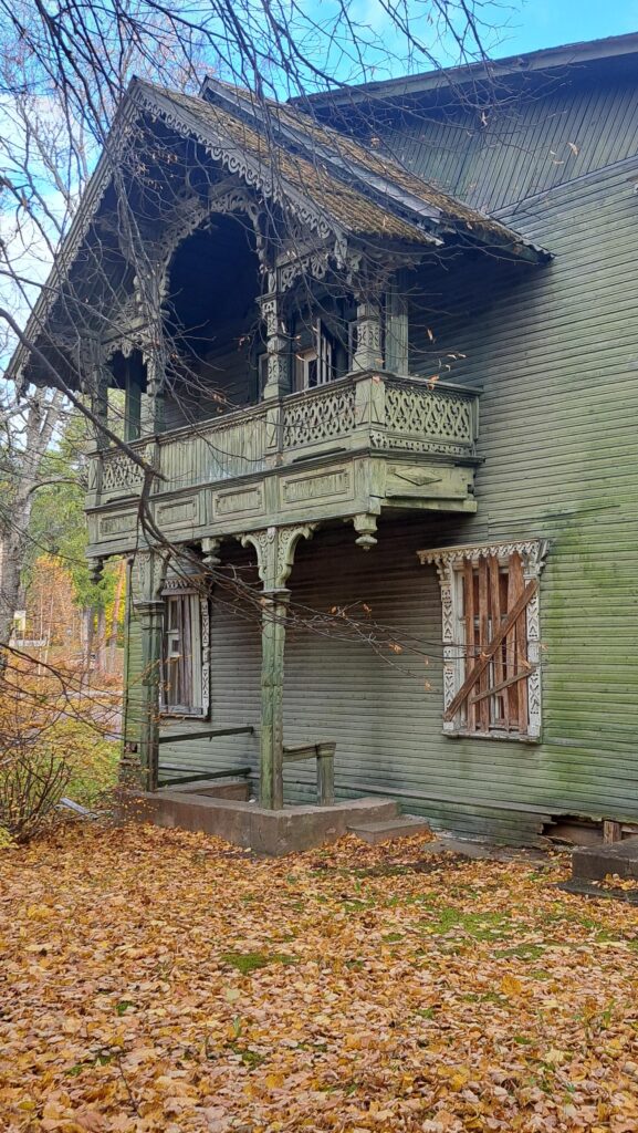 Boarded-up wooden lace house in Narva-Jõesuu (photo by Hillar Lauri)