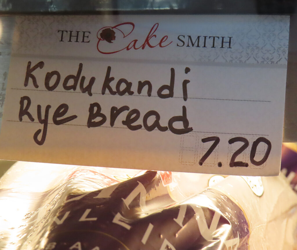 Kodu/kandi (home area, close to home, from my hood) leiba leidub ka Torontos Bloor West Village’is kaupluses nimega The Cake Smith, koogi/sepp. Seal müüakse ka leedu JÄÄTISt, ukraina KOHUKEsi ning palju muud head. Nii soolast (savoury) kui magusat (sweet). Eestis küpsetatud (baked) ja Kanadasse külmununa (frozen) saadetud leibasid müüakse ka teistes Toronto poodides, näiteks Starsky’s Fine Foods. Foto: Riina Kindlam
