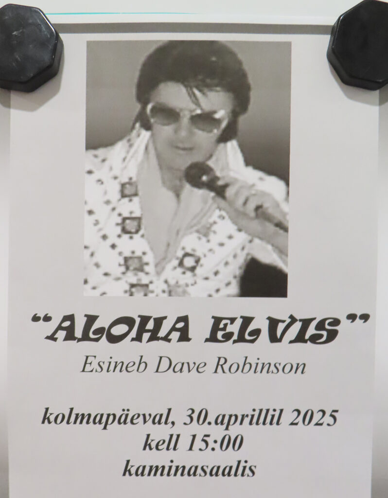 Elvis tuli Ehatarre laulma. On seda mitmel korral teinud ja väga EDUkalt (hästi). Ta eesti keeles ei laula, aga Ehatare rahval tuli mõte, et võiks tõlkida ühe Elvise laulu eesti keelde ja järgmine kord Elvisele vastu esitada. Lahe mõte! Cool idea. Foto: Riina Kindlam