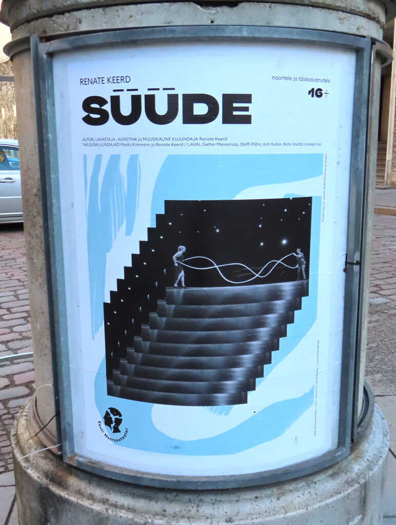 Aprillis esietendus Noorsooteatris Renate Keerdi uuslavastus „SÜÜDE“ noortele ja täiskasvanutele 16+, mis uurib elu ja inimest, ühiskondlikke nähtusi ja protsesse nagu Keerdile tavaks. Fotol on etenduse plakat reklaamitulbal Müürivahe tänavas Tallinna vanalinnas. Süüde olgu kui välk või pikk, peaasi, et on õpetlik. Foto: Riina Kindlam