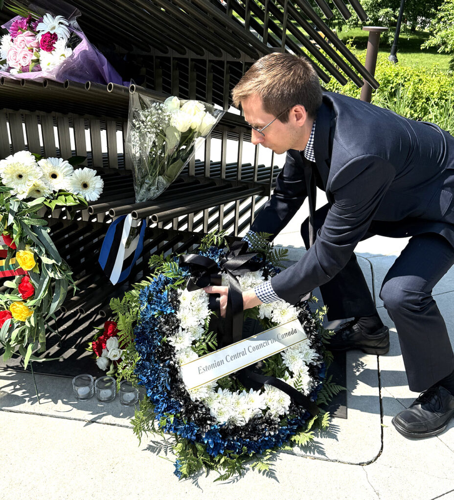 Paul Läänemets asetamas mälestuspärga. Foto © Ülle Baum