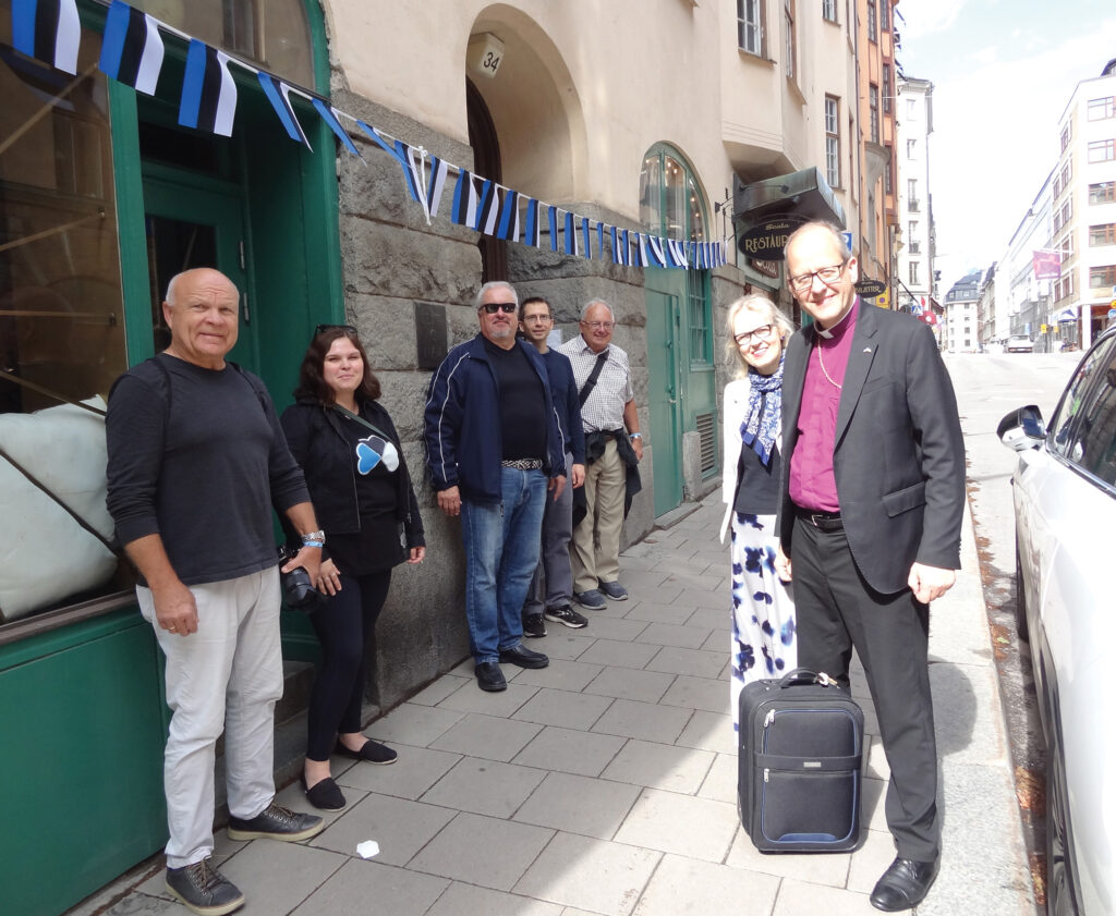 Kanada eestlasi, kes ootavad Eesti Maja juures, et minna tutvuma Eesti kultuuriradadega Rootsis: vas. Paul Kiilaspea, Kati Kiilaspea, Toomas Marley, Paul Läänemets ja Enno Agur ning äsja jõudnud Liina ja Ove Sander. Foto: Kai Kiilaspea