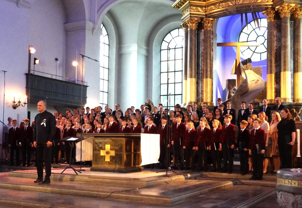Võimsalt kõlas ajaloolises Katarina kirikus Cyrillus Kreegi Reekviem nelja koori esituses. Dirigeeris Hirvo Surva, orelil Ene Salumäe. Foto: Kai Kiilaspea