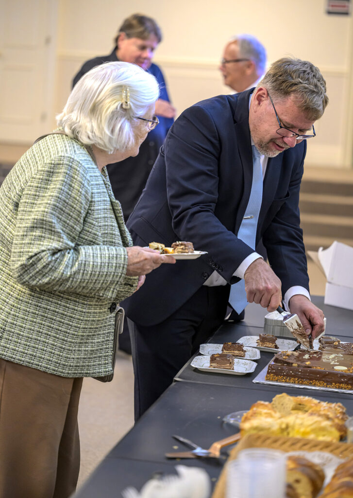 TEBK pastor Timo Lige jagamas sünnipäevatorti Varje Raidile.