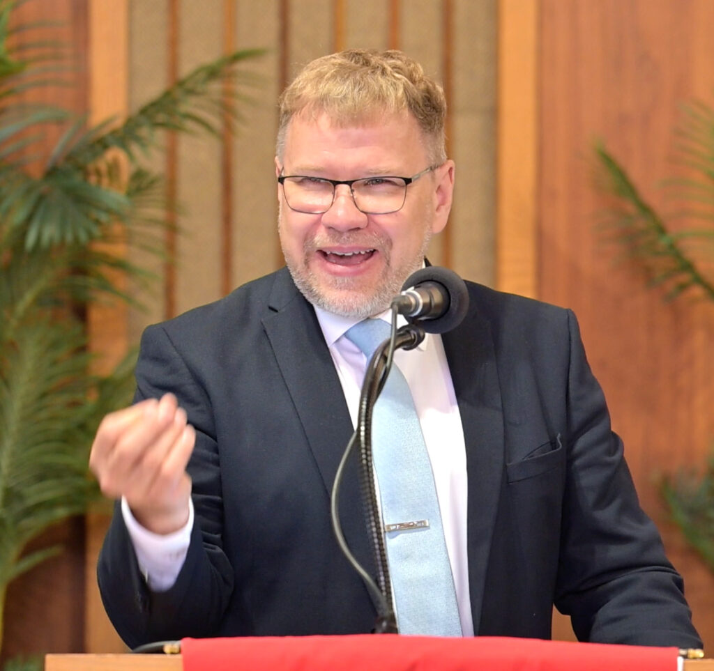 Pastor Timo Lige.