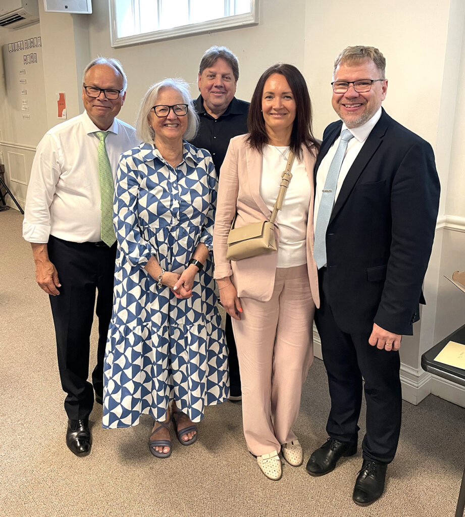 TEBK juhatus Paul Wilbiks, Marika Wilbiks, Erwin Paivel ja koguduse pastor Timo Lige abikaasa Monikaga koguduse aastapäevateenistusel.
