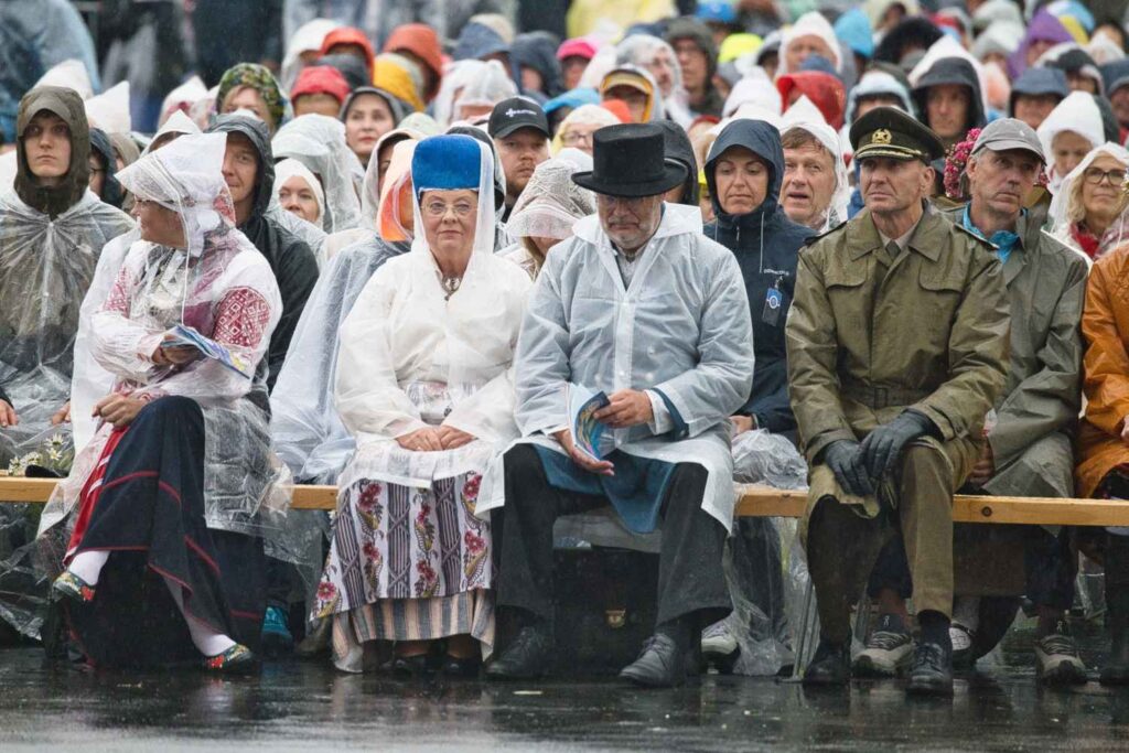 Oma rahvaga koos. President ja pr Karis laulupidulistele kaasa elamas. Foto: Peeter Põldre