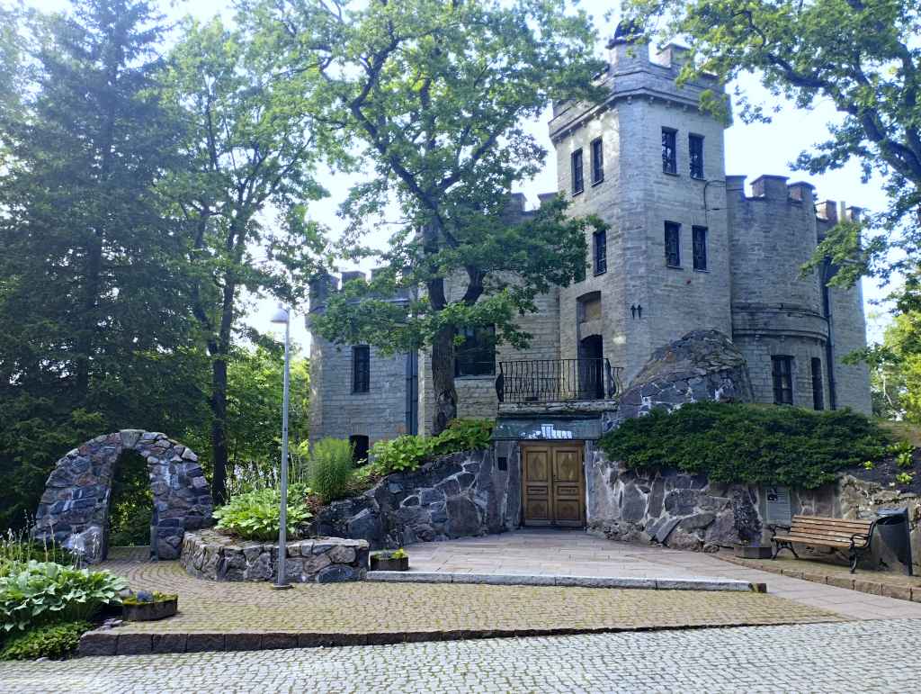 Glehn Castle with the stone arch nearby (photo: Jerry Mercury)