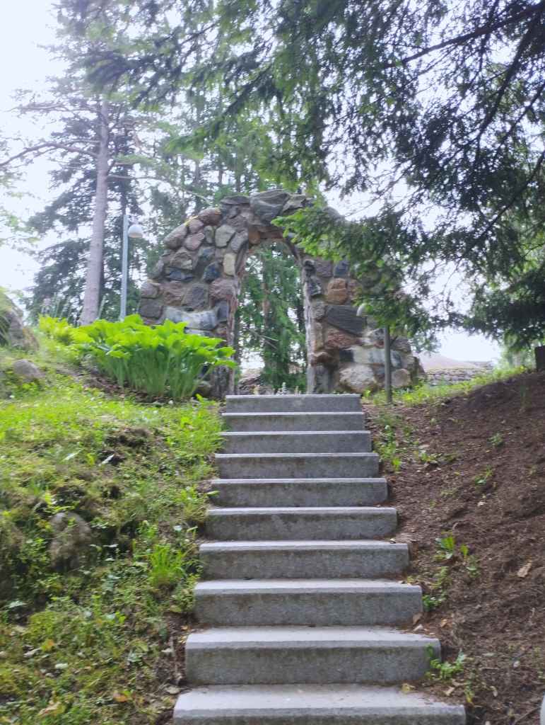 Stairway near Glehn Castle, leading to the stone arch (photo: Jerry Mercury)