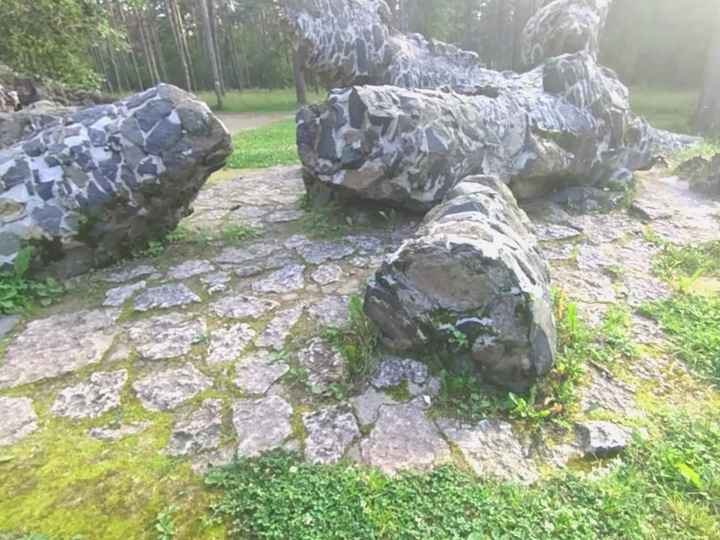 Fragments of the earlier Kalevipoeg statue, still lying near the current one (photo: Jerry Mercury)