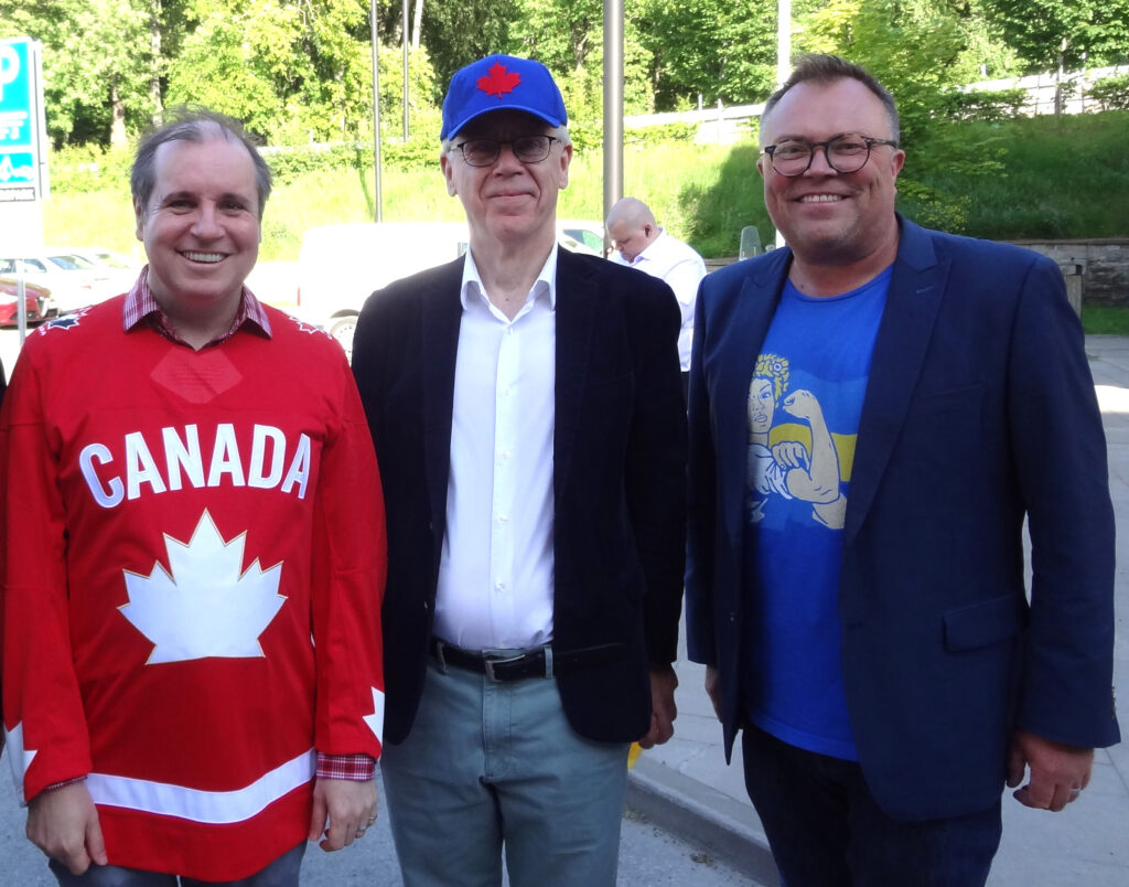 Kanada ja Eesti suursaadikud Laird Garfield Hindl ja Margus Rava ning 1. juuli Kanada House üks peakorraldajatest Marcus Kolga.