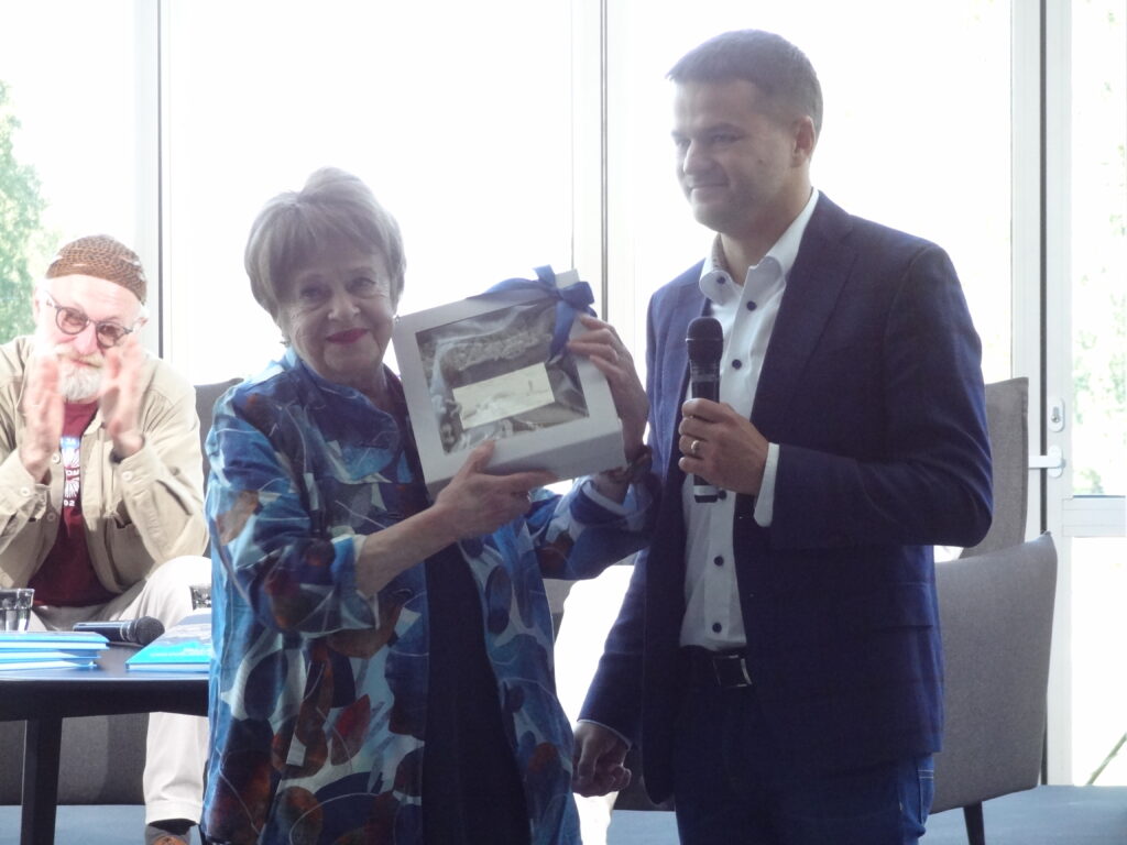 Lauluväljaku direktor Urmo Saareoja tänab Leelo Tungalt, kelle imelised tekstid kõlavad igal laulupeol.