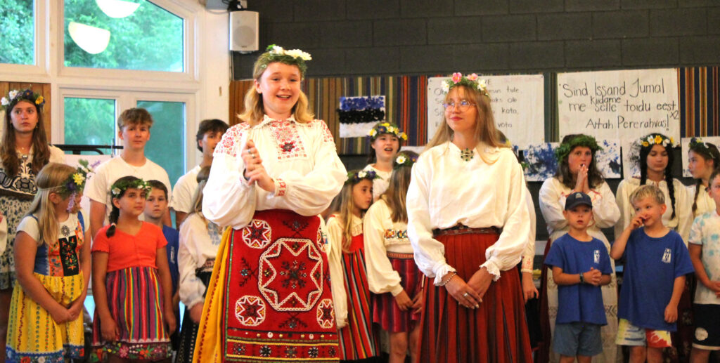 Emilie Ruus ja Roosi Pehlak juhatasid laule ja tantse selle aasta laulu-tantsupeolt.