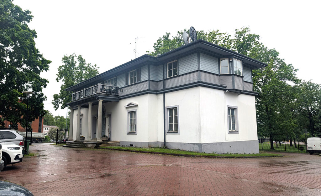 Johannes Mürkese mõisa peahoone maja täna Lauluväljaku Oru tänava värava kõrval. Foto: Peeter Järvelaid