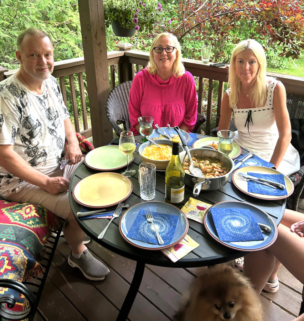 Katrin oli meile valmistanud toidu nimega Salsa Verde Shrimp with Cheesy Grits. Vas. Andres, Lia, Kaire. Foto: K. Tensuda