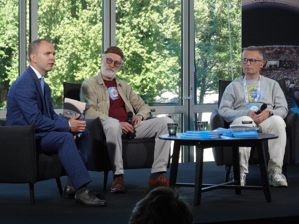 Vestlusringis on raamatu üks koostaja Taavi Pukk, Eesti Laulu- ja Tantsupeo Sihtasutuse nõukogu esimees ja Eesti Kooriühingu juhatuse esimees, koorijuht ja üldlaulupidude dirigent Raul Talmar ning  Eesti Laulu- ja Tantsupeo Sihtasutuse teabejuht Sten Weidebaum.