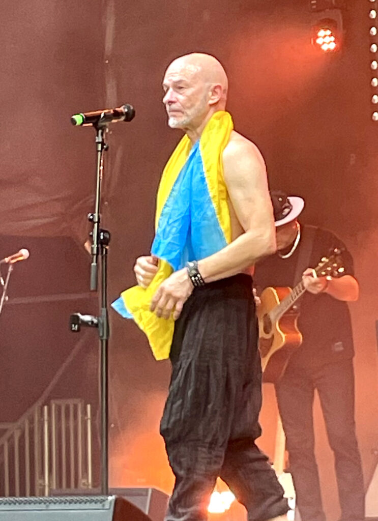 Ansambli Haydamaky karismaatiline laulja tänas eestlasi Ukraina aitamise eest.