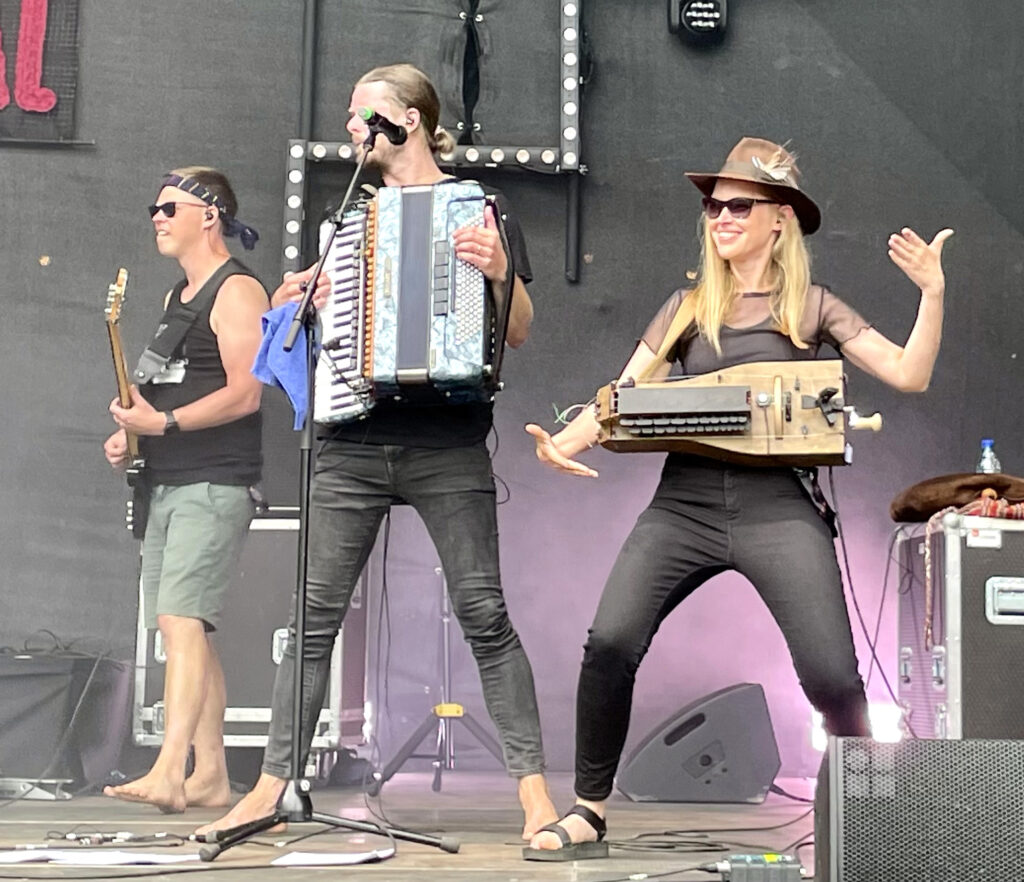 Oma 20. sünnipäeva tähistanud ansambel Nikns Suns pani rahva rokkima.