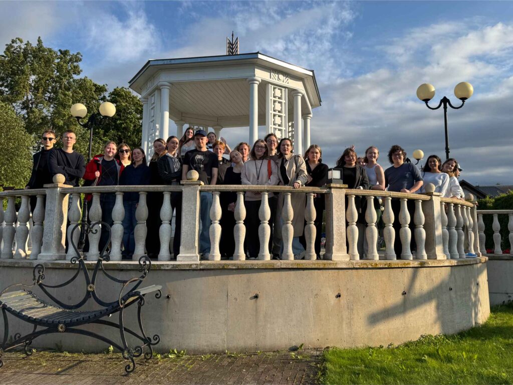 Youth delegates at the Sillamäe promenade