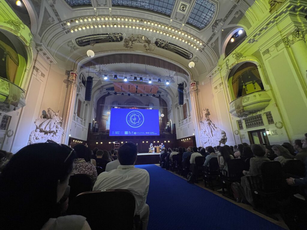 Rahvahulk kuulab Georgi Gospodinovi kõnet Obecní Dům'is.