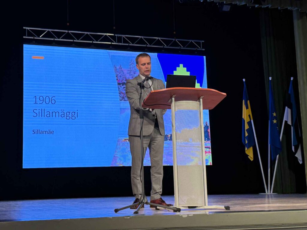 The mayor of Sillamäe, Tõnis Kalberg, presenting on the history of Sillamäe