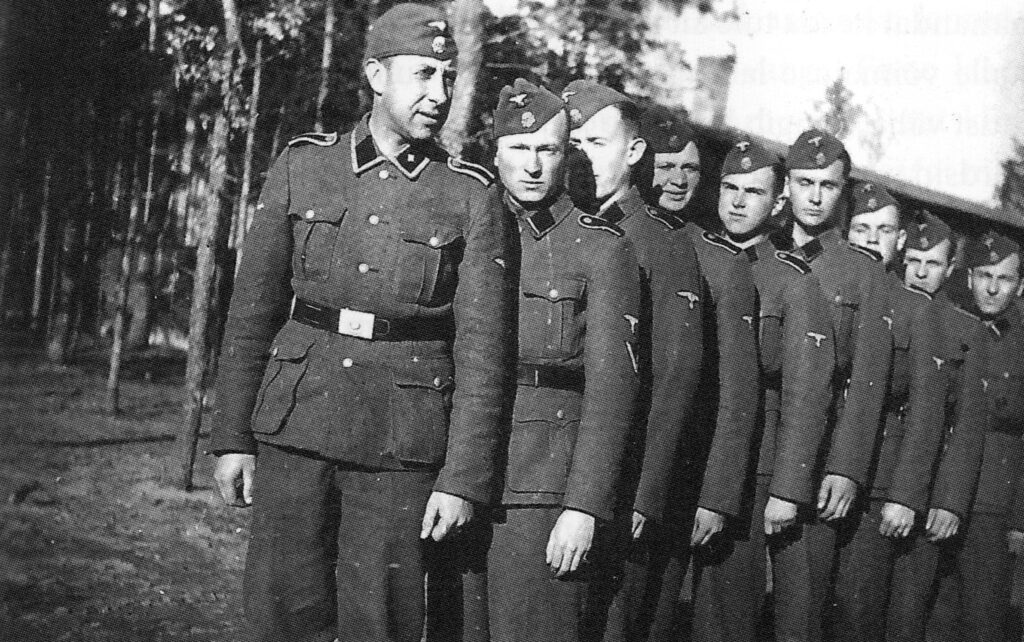 Eesti poisid 1943 väljaõppel Poolas. Ranniko vasakult kuues.