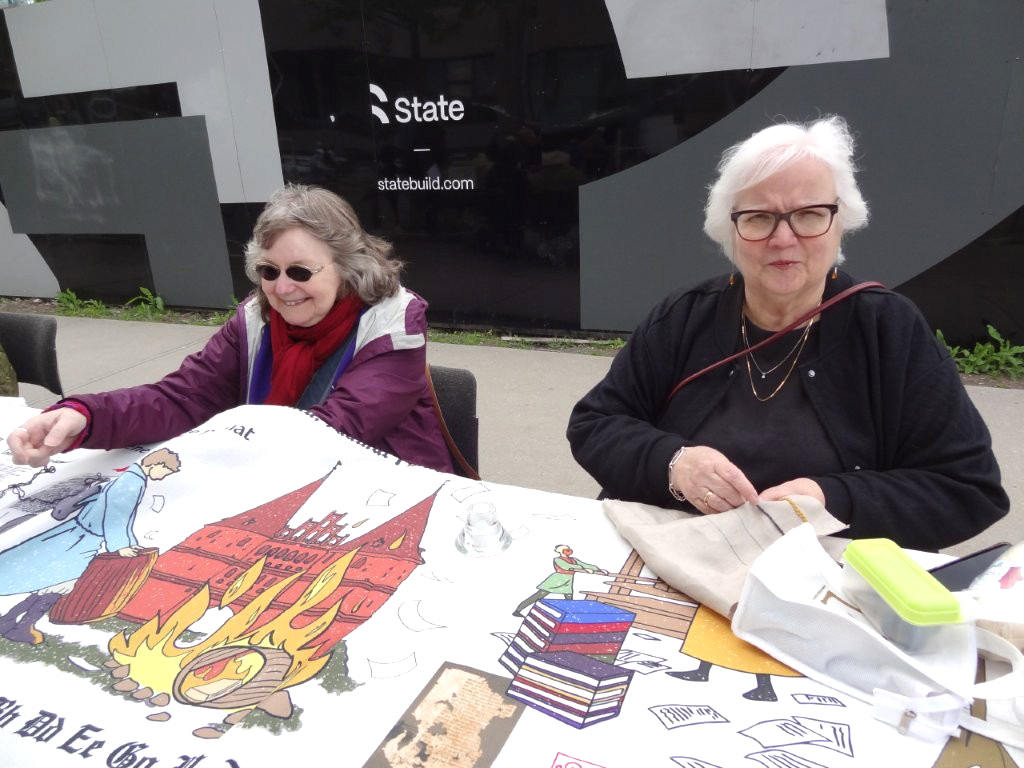 Ingrid Kütt ja Liis Teedla Estonian Music Week’il raamatuaasta vaipa tikkimas. Foto: K. Kiilaspea