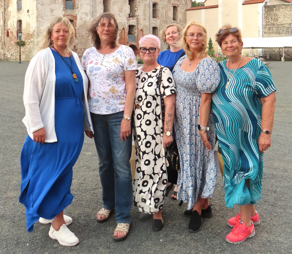 Kauaaegse õpetaja tunnustuse pälvinud Põltsamaa lossi hoovis (vasakult): Ivika Keisele (Läti Eesti Kool), Lydia Ritso-Kadai (Hamiltoni Eesti Kool), Lee Laurimäe (Soome Lääne-Vantaa põhikoolid ja Üleilmakool) ning Marika Nisov (Helsingi Latokartano põhikool). Elutööpreemia sai Toronto Eesti Täienduskooli õpetaja Erika Kessa (paremal), kes on 33 aastat Torontos eesti lapsi õpetanud ja veedab iga suvi kolm kuud Eestis. Taga on Kristel Talv Norrast, kes võttis vastu Stavangeri Eesti Kooli loomise eest aasta haridusteo. Fotolt puuduvad kohal olnud Kaja Näslund Kaur ja Annika Cockburn. Foto: Riina Kindlam