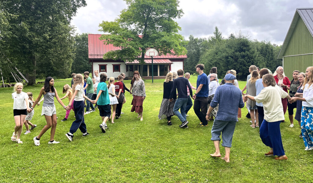 Laagriliste ja külaliste lõimumine labajala sammul Lõimeleeri laagris Tääksi külas. Foto: Merike Barborak