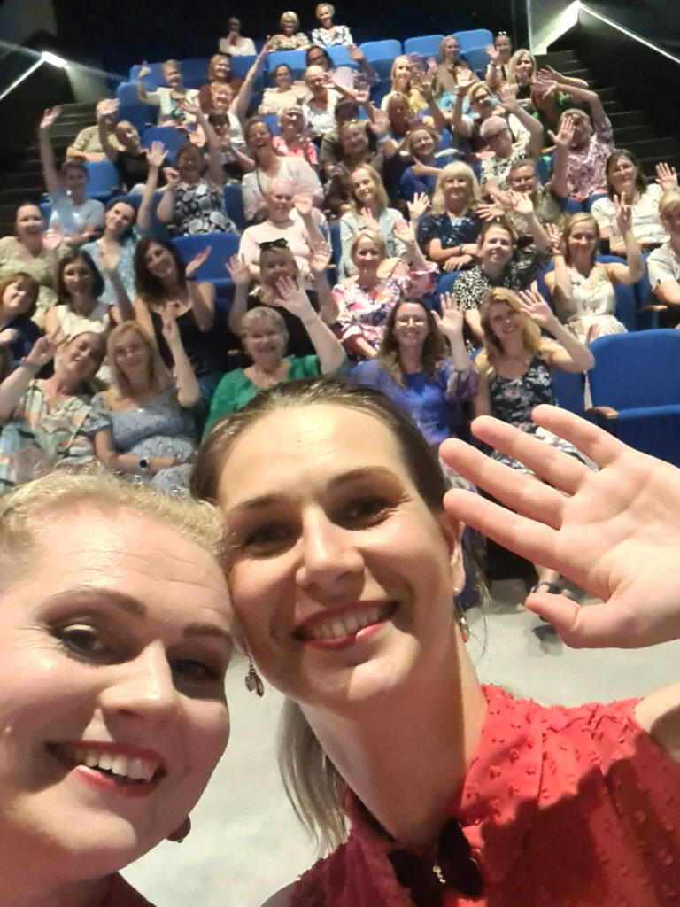 Improvisatsiooniteatrit valdavad ja õpetavad näitlejad Maarika Mesipuu-Veebel ja Mairi Tikerpuu pärast kaasavat etendust Põltsamaa lossi muuseumis. Taustal innustunud õpetajad. Foto: Improteater IMPEERIUMi Facebooki leht