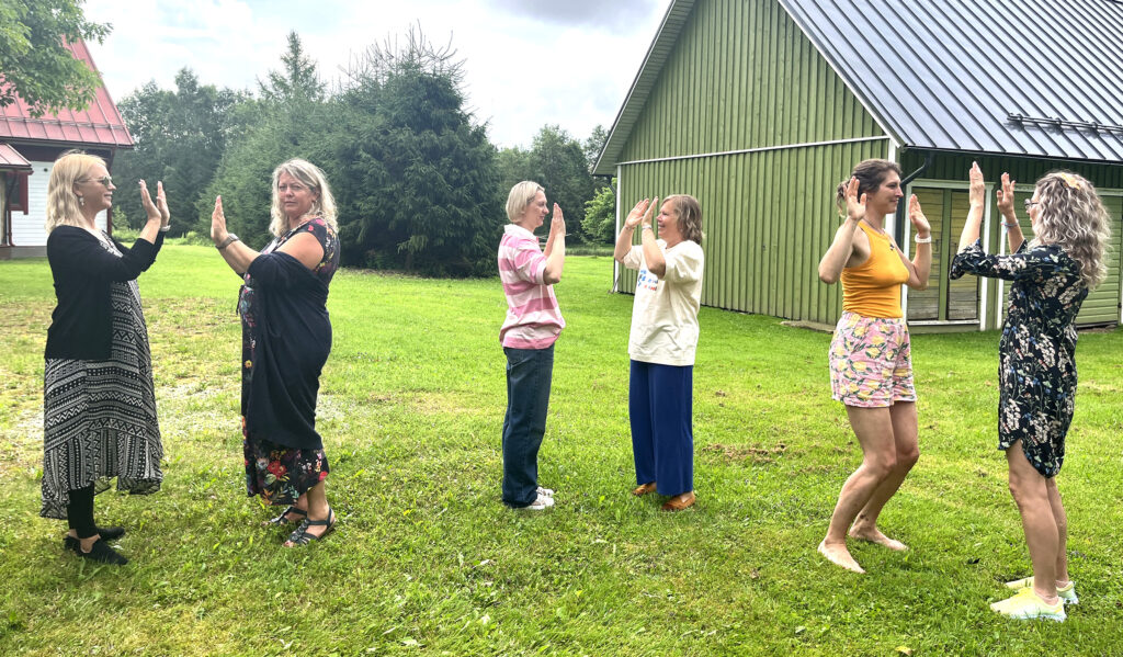 Tääksis Viljandimaal Lõimeleeri laagris löövad plaksu vasakult: Helsingi Riiaga, Petseri Müncheniga ja London Londoniga. Kõik on eesti keele hoidjad. Foto: Merike Barborak