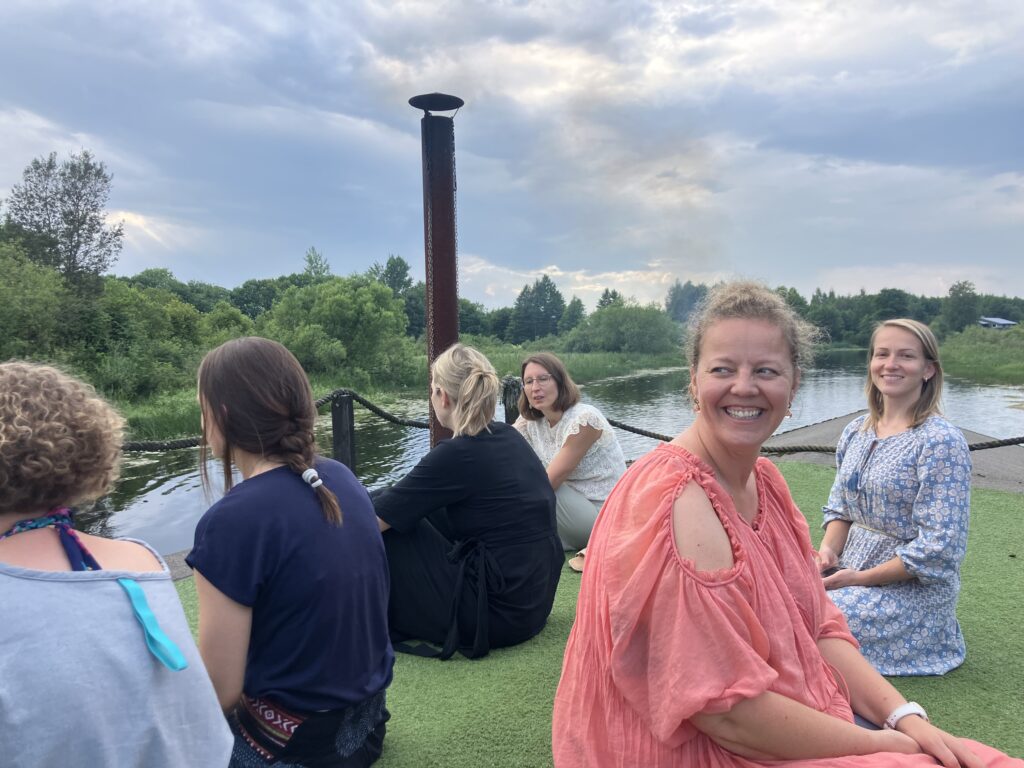 Õpetajad mitte laevalael, vaid parvsauna katusel. Paremal Austraalia eesti koolide õpetajad Elen Ellervee, Sydney ja Newcastle’i mängutubade õpetaja ning Marin (Savioja) Hicks, Perth'i eesti mängugrupi juhendaja Lääne-Austraalias. Foto: Riina Kindlam