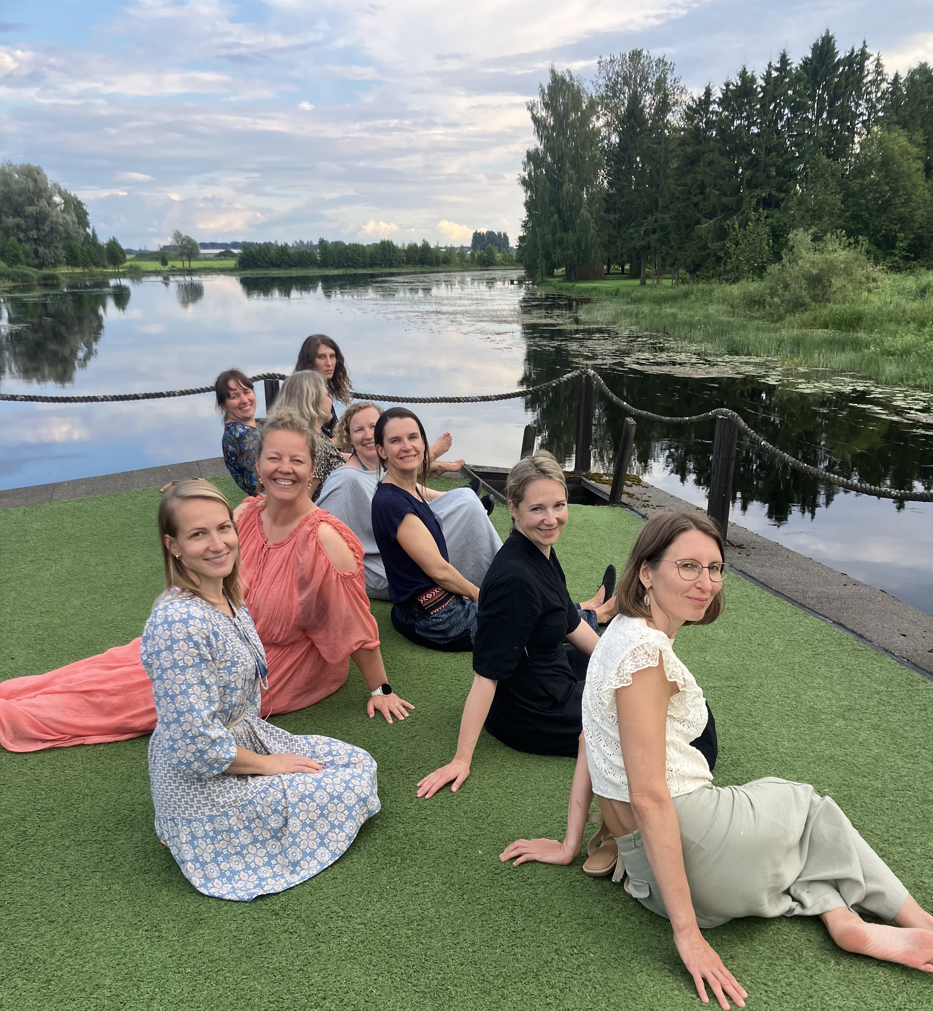 Põltsamaa jõel liikudes Kamari paisjärve poole parvsaunal Krõõt. Naeratused Austraaliast (Marin ja Elen), Brüsselist (Kairit), Londonist (Annaliisa), Soomest (Elo), Norrast (Kristel), Soomest (Anni), USAst (Merike) ja Tartust (Kristi). Foto: Riina Kindlam (Toronto-Tallinn)