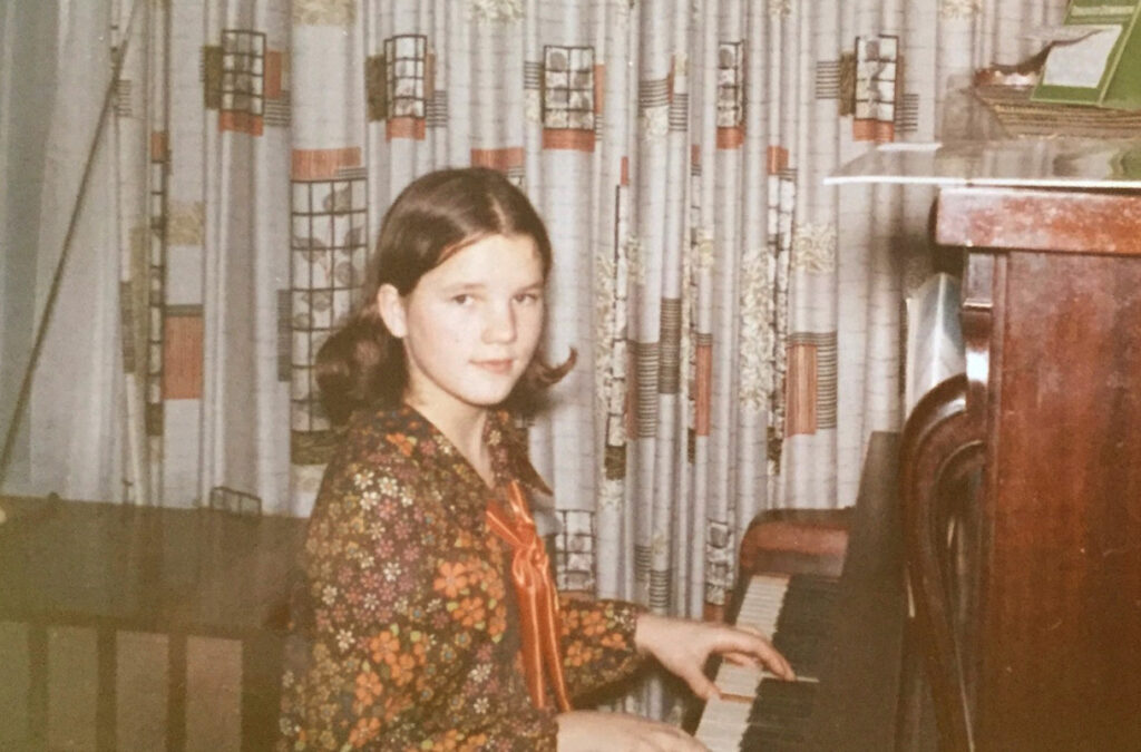 Tiiu 9-aastasena klaverit mängimas 1969.a.