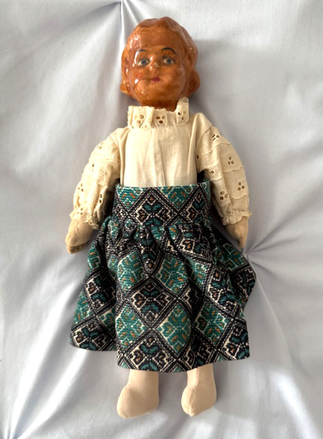 Ema nukk Eestist aastast 1939; jalad/keha õmmeldud laagri ajal umbes 1946-47.a. Arvan, et seelik oli ema poolt õmmeldud kunagi 1950. aastatel, kui ta elas Montrealis.