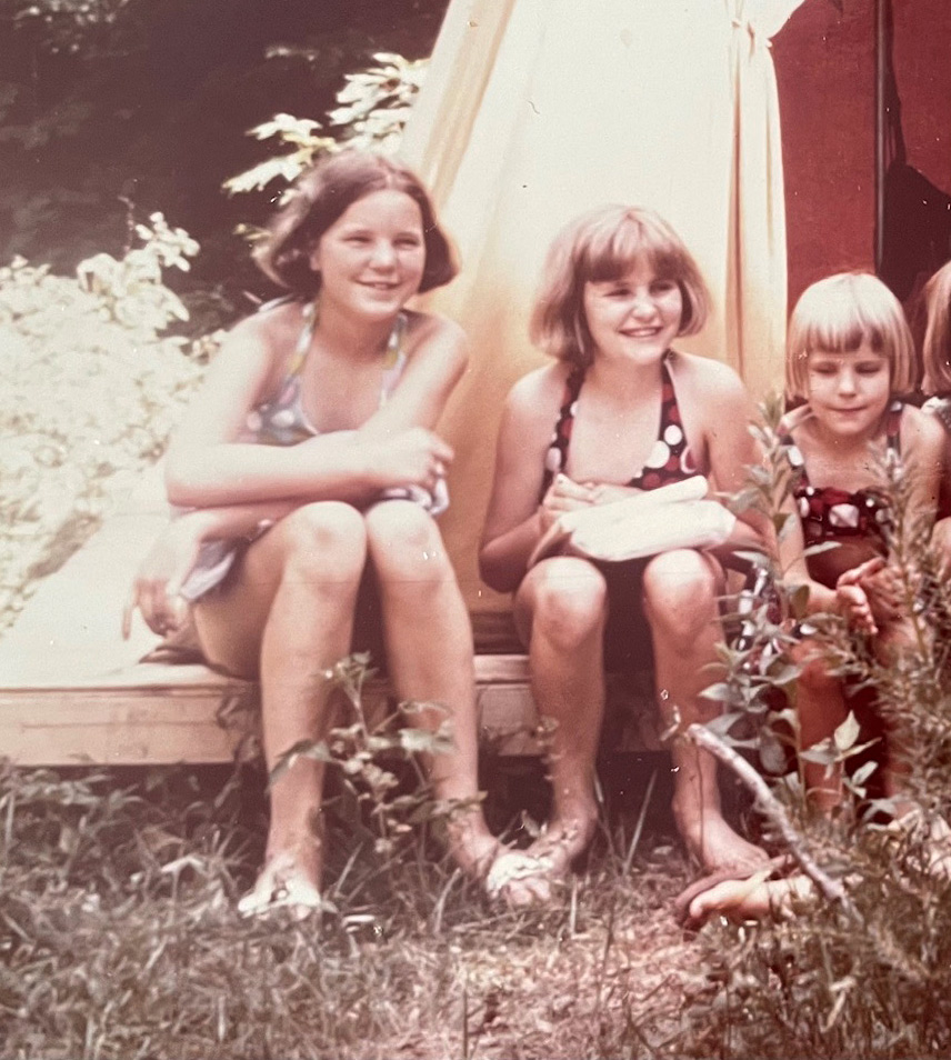 1971.a. 11-aastasena Lättemäe laagris. Vas. Tiiu, temast paremal keskmine õde Leena ja noorem õde Silvia.