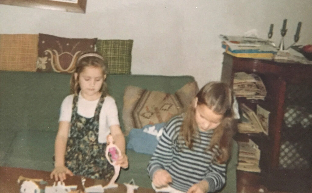 Mina (Tiiu Vaikla), mängimas pabernukkudega koos õe Leenaga aastal 1968. Olen 8-aastane ja Leena on vist 6-aastane. Meile meeldisid väga pabernukud, kuna saime nendele riideid joonistada.