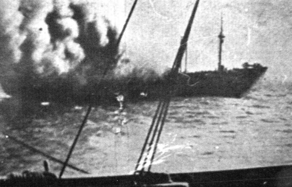 Viimane pilt tabamuse saanud laatsaretlaev ,,Moerost“, tehtud saatelaeva pardalt.