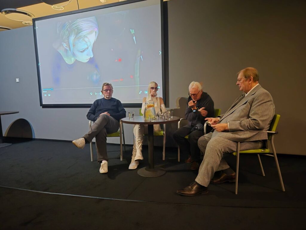 vasakult: filmitegija, kirjanik /kunstnik Kalle Mälberg, kunstnik Mery Crystal Ra, filmitegija Igor Ruus, õhtu moderaator ja ajakirjanik/ kirjanik Raivo Lott